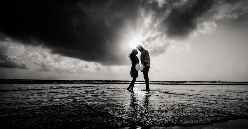 These Creative Black and White Pre-Wedding Shots Are What Every Romantic Couple Needs!