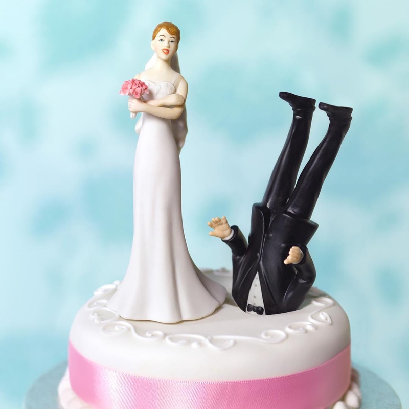 10 Quirkiest and Funniest Wedding Cakes we came across in Weddings