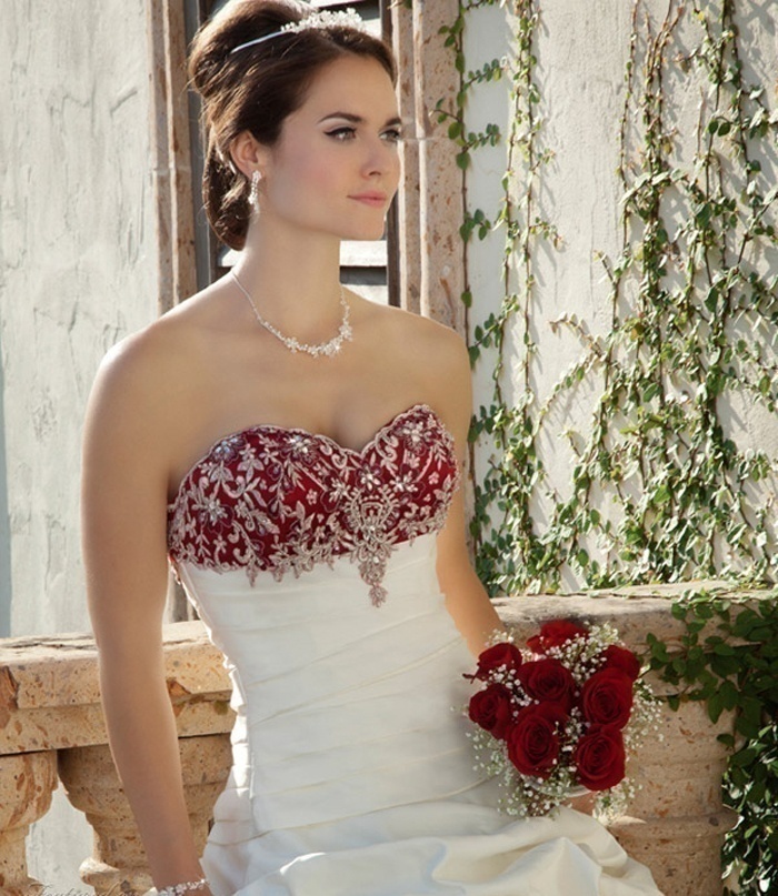 Wedding Dress with Accentuated Necklines