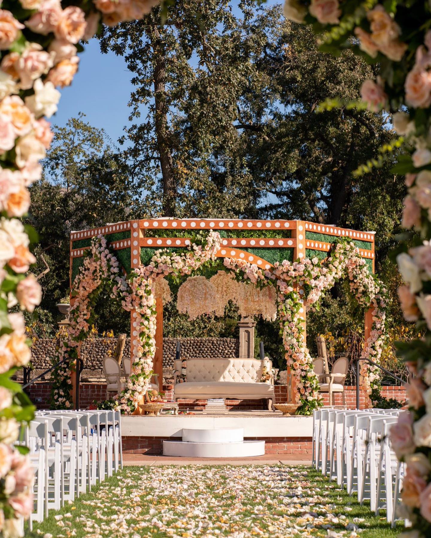 40 Wedding Reception Stage Decoration Ideas to Blow Your Mind Away ...