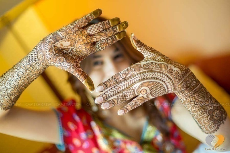 Photo of Bridal pose showing off mehendi hands