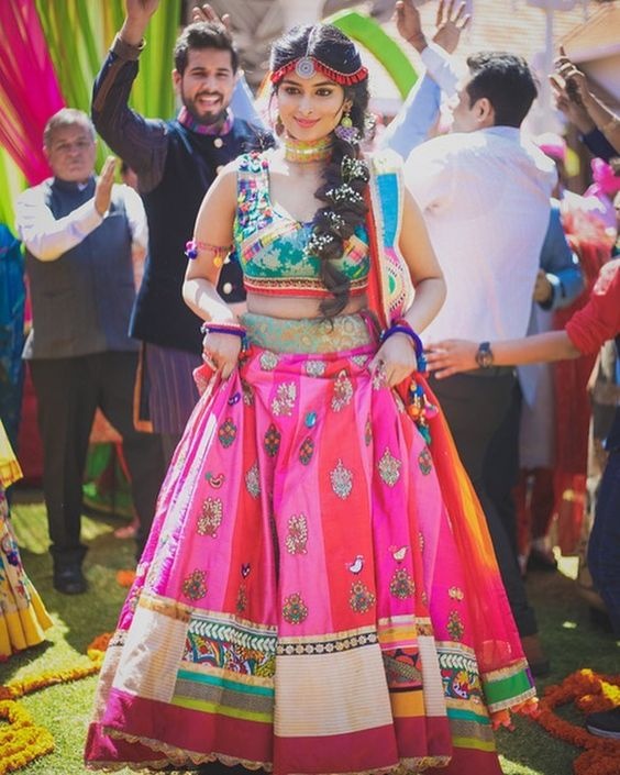 Mehndi Outfit Ideas: मेहंदी फंक्शन में भीड़ से अलग नजर आने के लिए ग्रीन से  हटके इन कलर्स को करें ट्राई - Try these different and unique colours on  your mehndi function