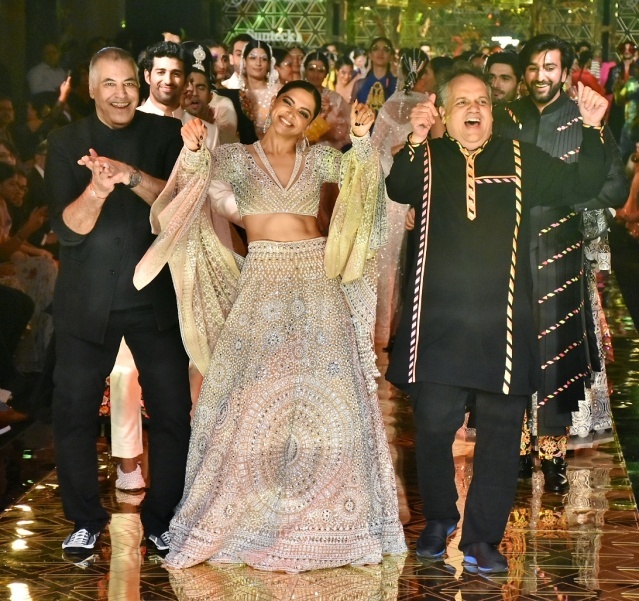 Deepika breaks into a dance to <i>Student of The Yearâs</i> <i>Disco Deewane</i> with the designer duo.