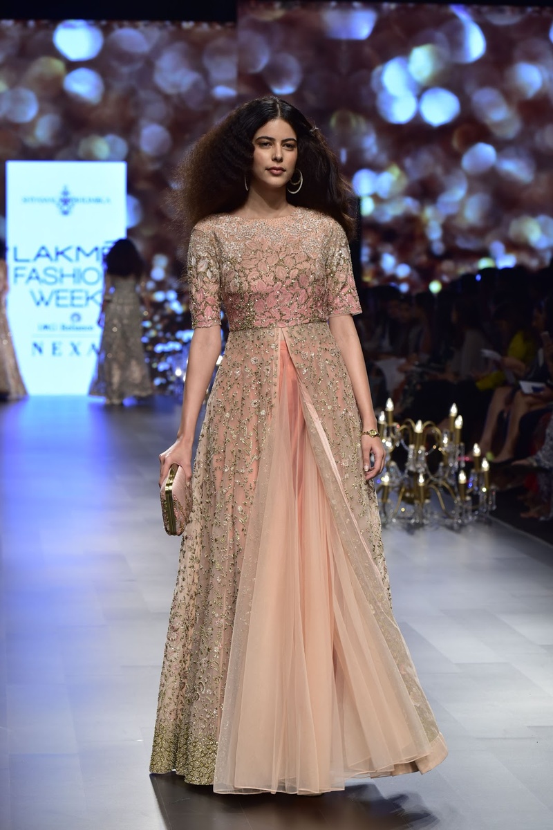 5. Look at this peach gown with a front slit! 