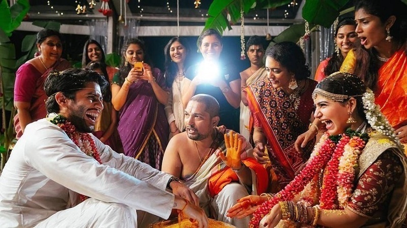 8. Candid moments in the mandap: