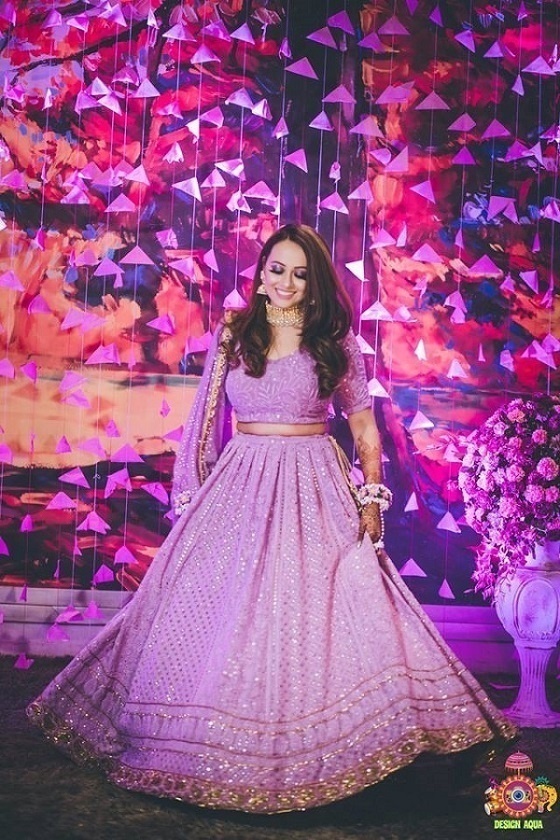 Stunning bride sporting lavender lehenga with golden embroidery work
