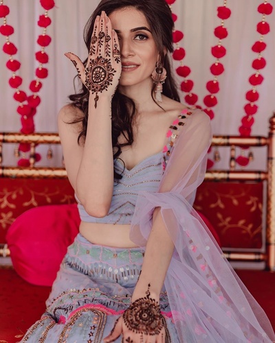 Simple Mehndi Design 2022 to Charm Up Your Special Occasions!