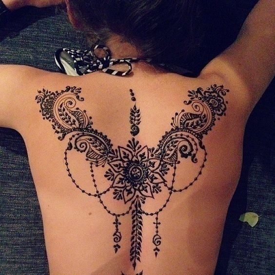 Dare To Go Bare: Attractive Bridal Mehndi Design for the Back