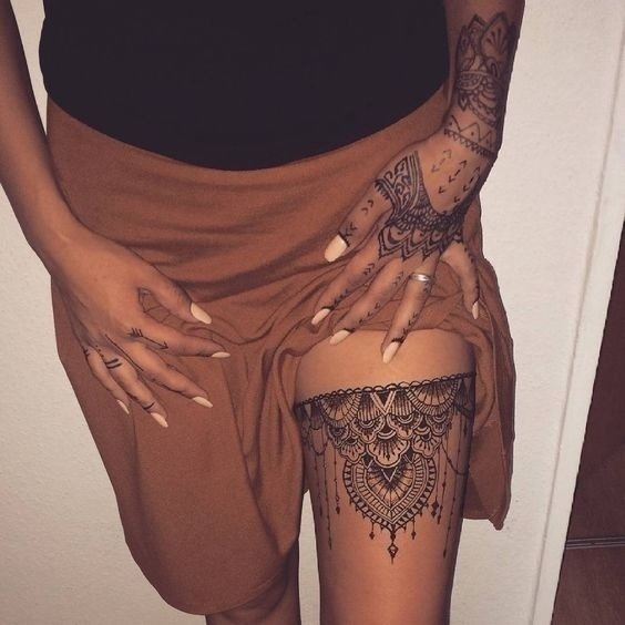 Chic Bridal Mehndi Designs for Thighs