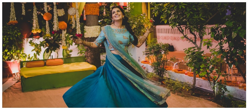 Dhaivat & Minoti Ahmedabad : Opulent floral decor and ethnic outfits- this wedding was a riot of colours!