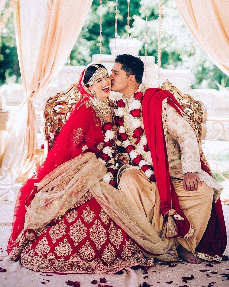 Red Veds: Best Indian Wedding Reception Poses | Check It Now