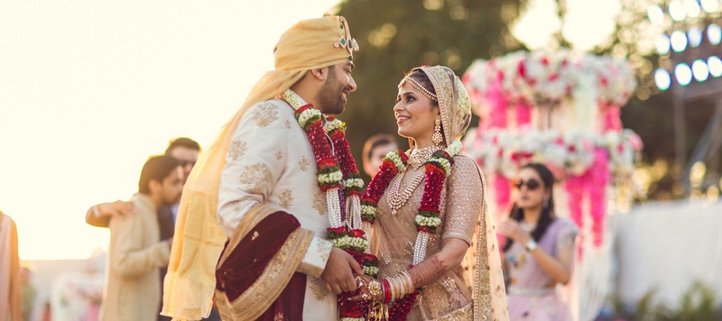 Shalin & Yatika Mumbai : This bride’s Mumbai wedding held at Police Gymkhana has the prettiest ivory lehenga!