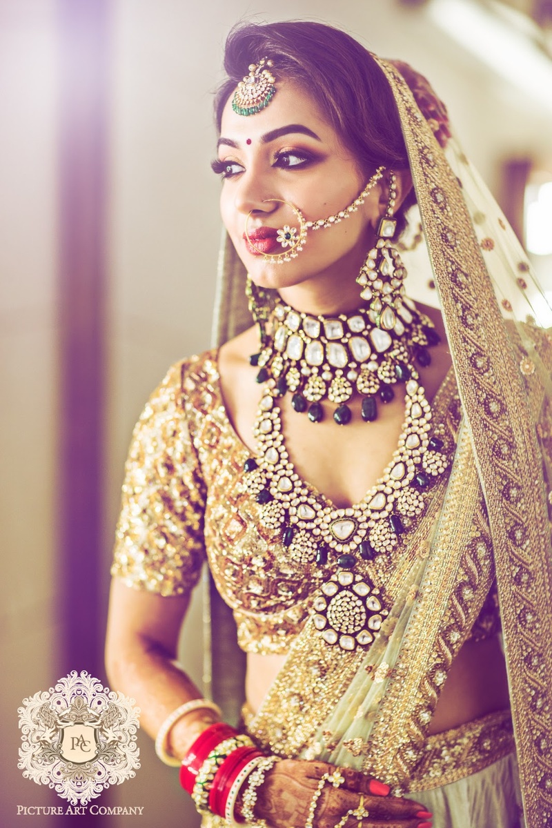 Bride Chose A Baby Pink Hued Lehenga And Styled It With 'Kundan' Jewellery  To Add a Pop Of Colour